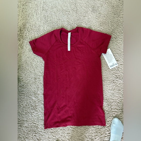NWT lululemon Swiftly Tech Short Sleeve Shirt 2.0 PREP RED - Picture 1 of 4